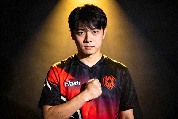 明星选手 'Flash' 个人宣传照 - 身穿队服，眼神坚定
